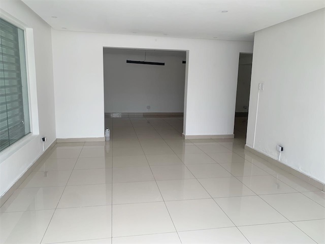 oficinas y locales comerciales - Amplia propiedad esquinera 4