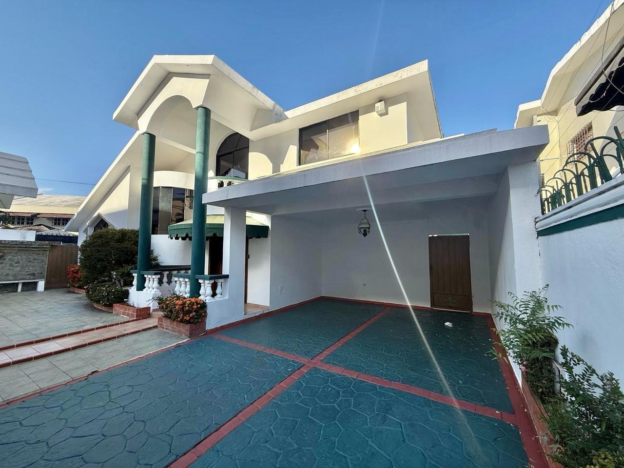 casas - Alquiló casa en Bella vista sur tres hab 3.5 baños 0