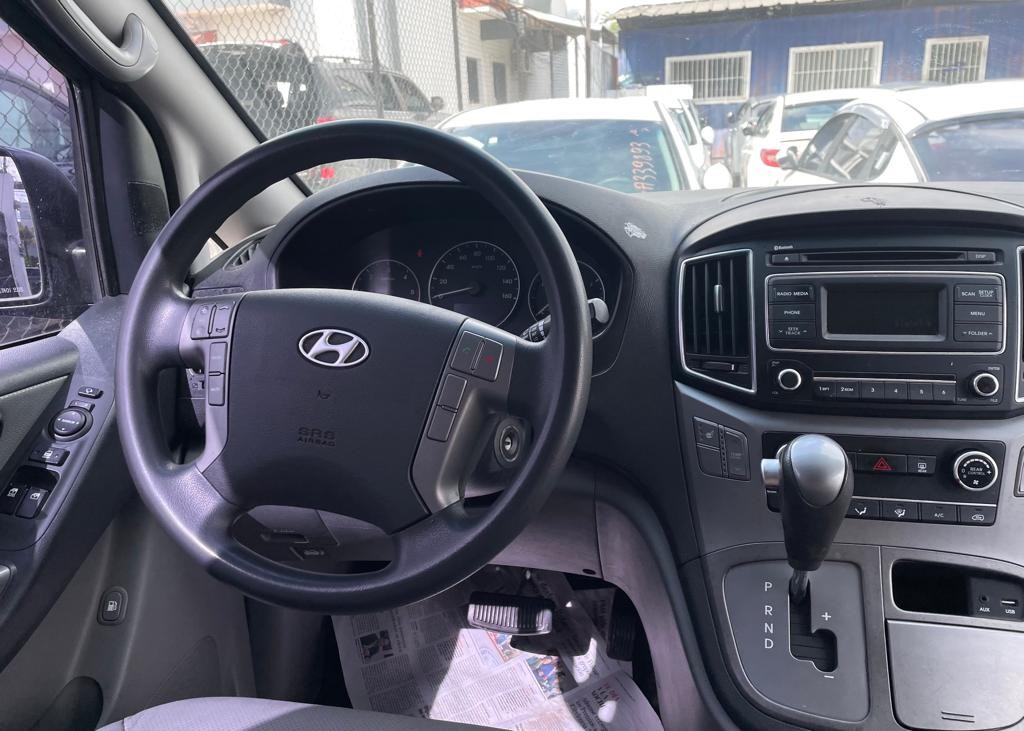 jeepetas y camionetas - HYUNDAI GRAND STAREX 2017 NEGRA 3