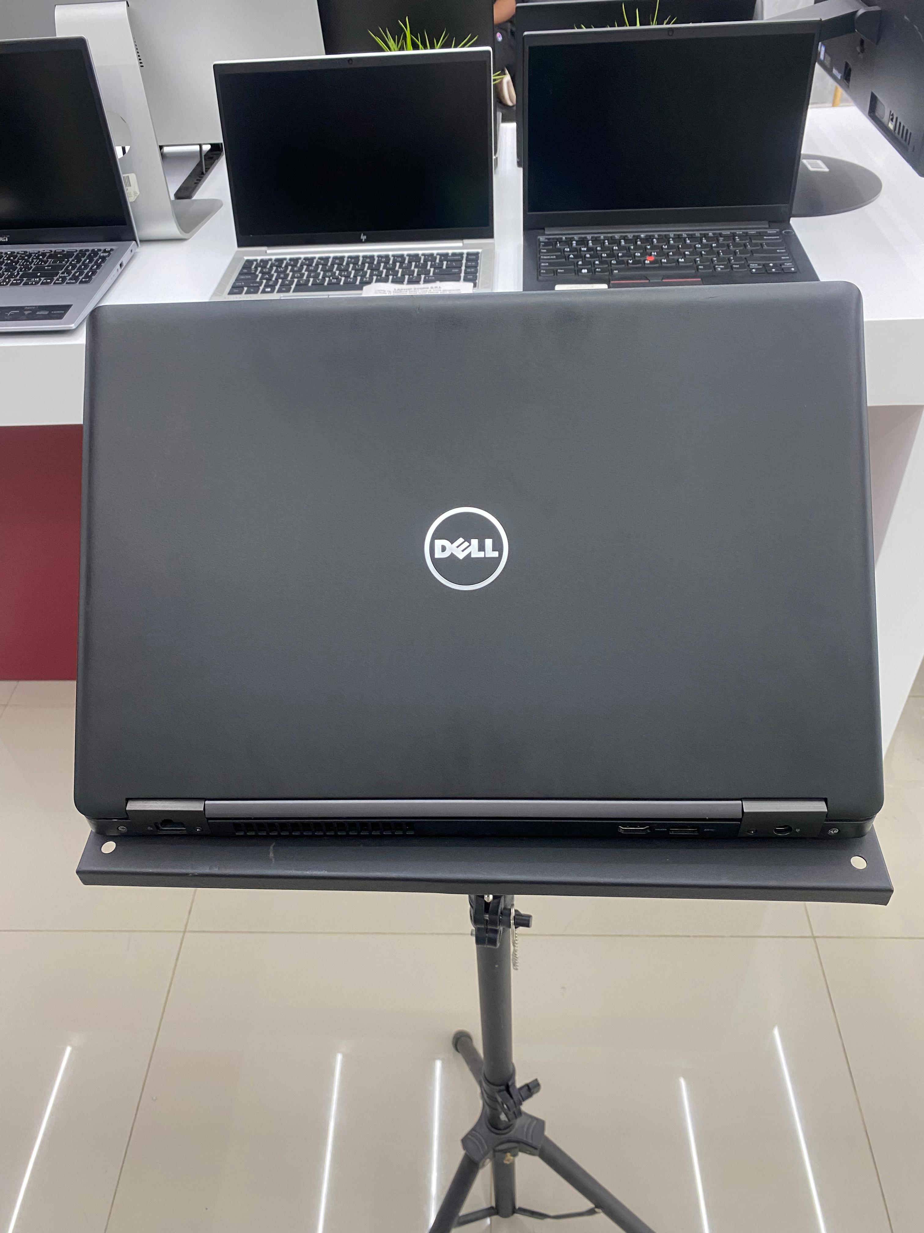computadoras y laptops - Laptop Dell 3520 core i5 7ma Gen 15.6 pulgadas 2GB 2