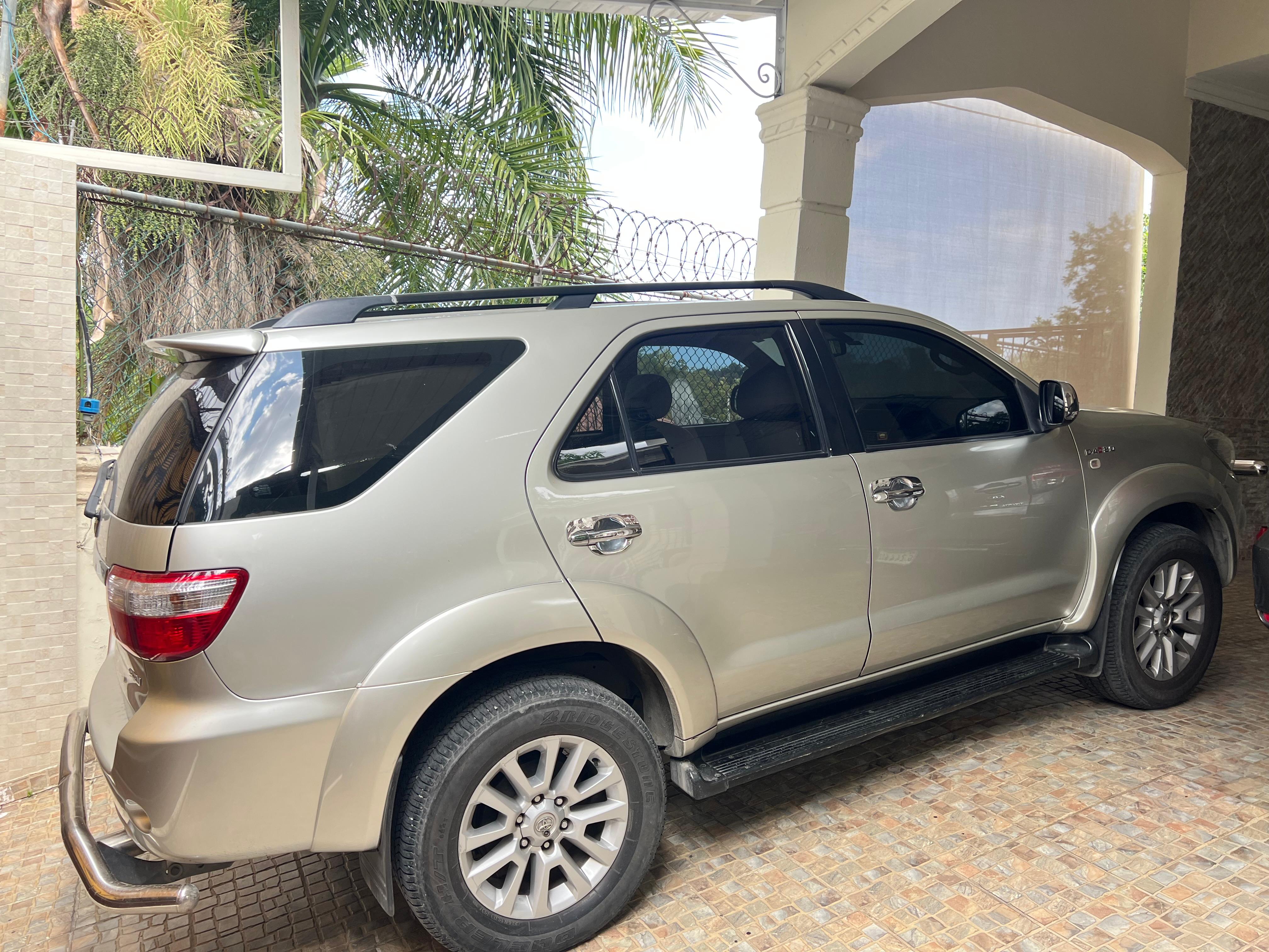 jeepetas y camionetas - Toyota Fortuner SRV 2011 – Excelente Estado