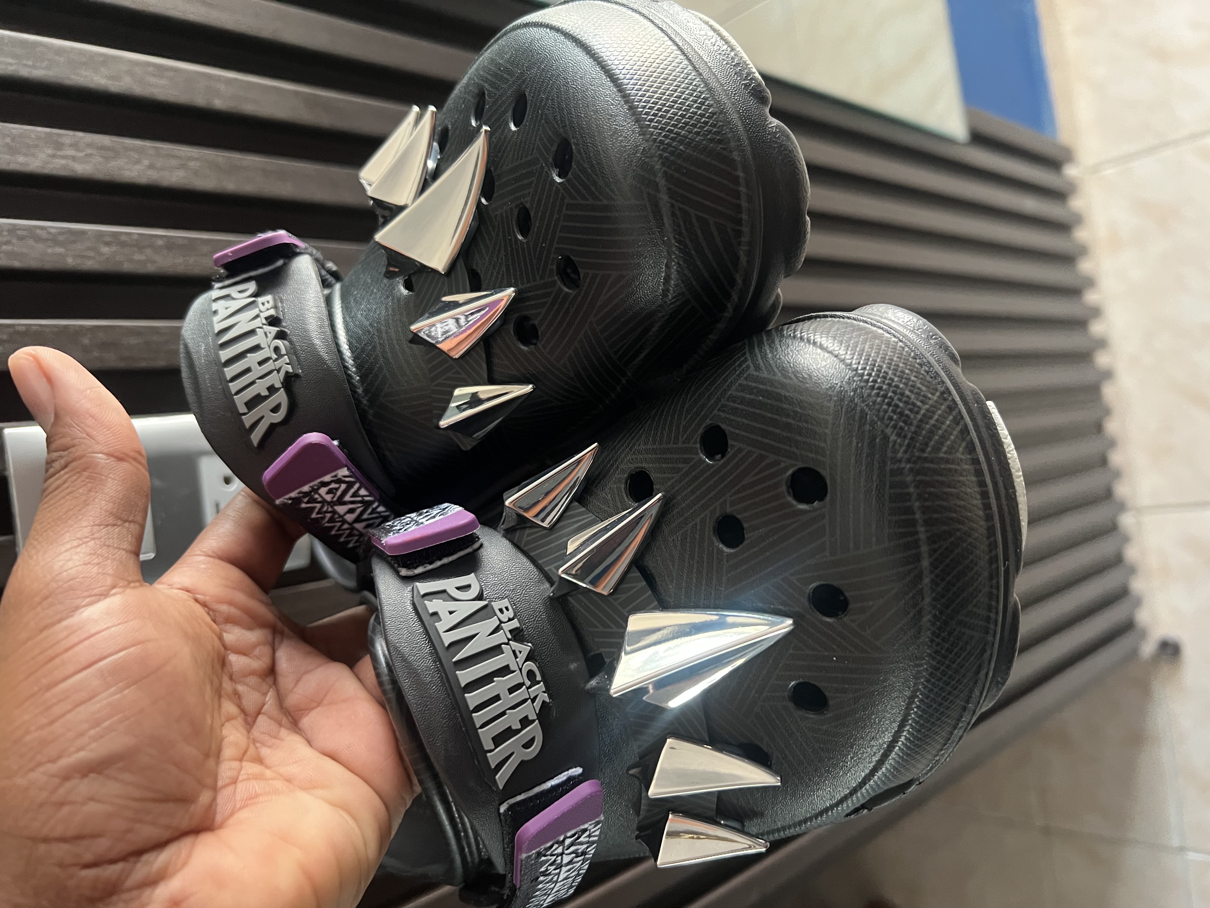 zapatos para hombre - Crocs All-Terrain x Marvel Black Panther Classic Size: 7 hombre 5
