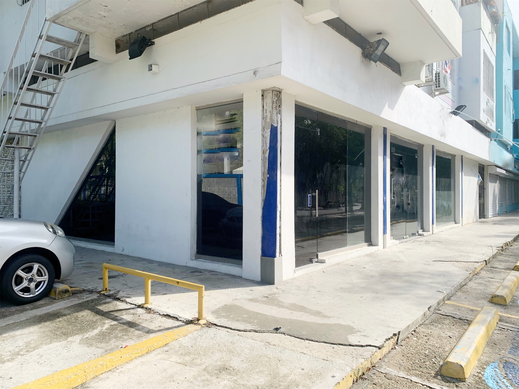 oficinas y locales comerciales - Local esquinero comercial Gazcue 2