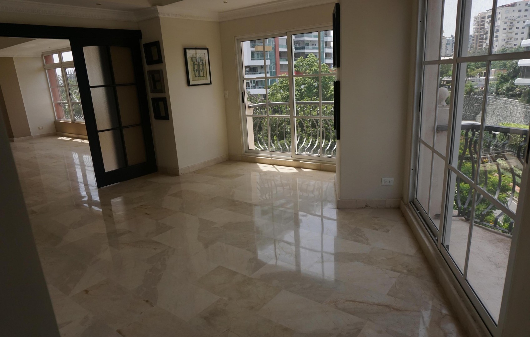 apartamentos - DISPONIBLE La Esperilla 4to piso 3 habitaciones 3.5 banos estudio family 3 parqu 1