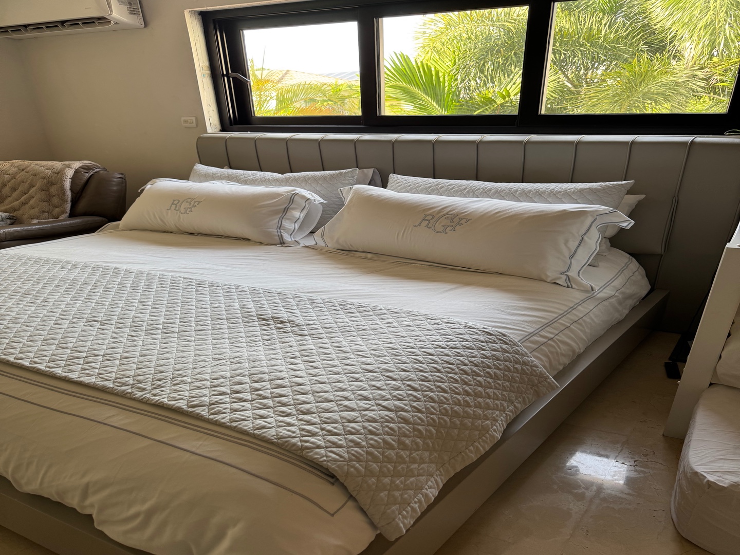 muebles y colchones - Cama de Residenzza como nueva en piel. 1