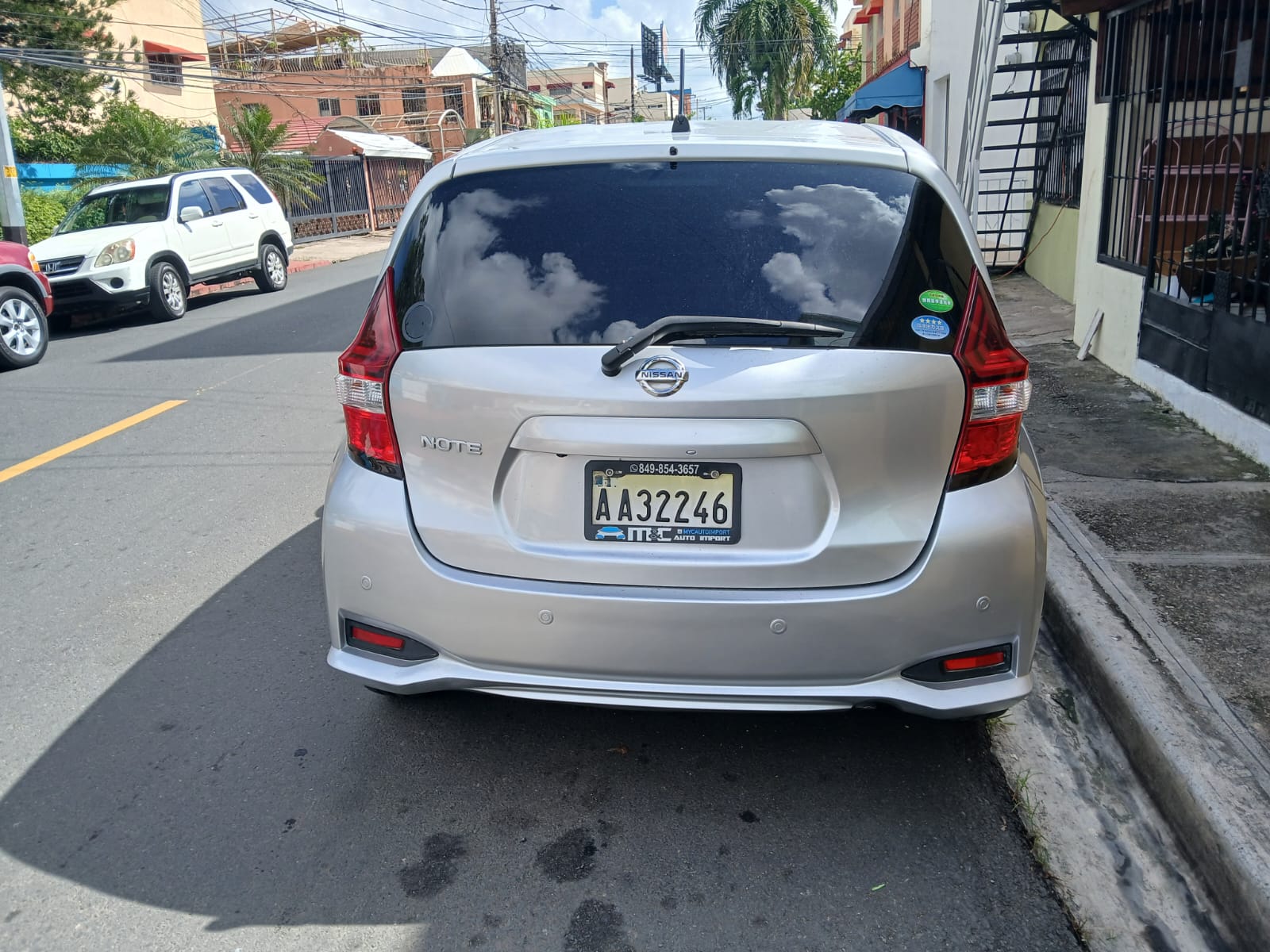 carros - Nissan Note 2018 Gris en buenas condiciones 3