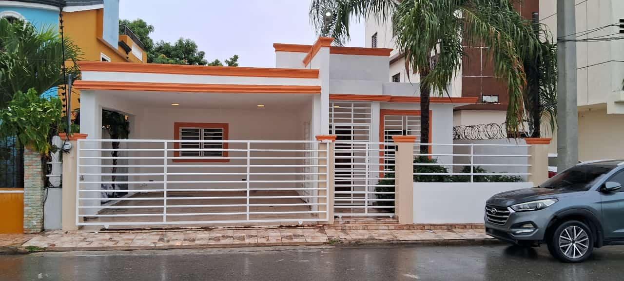 casas - CASA EN  LA ROMANA DETRAS DE LA UNIVERCIDAD O&M