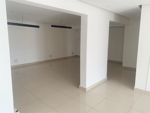 oficinas y locales comerciales - Amplia propiedad esquinera 6