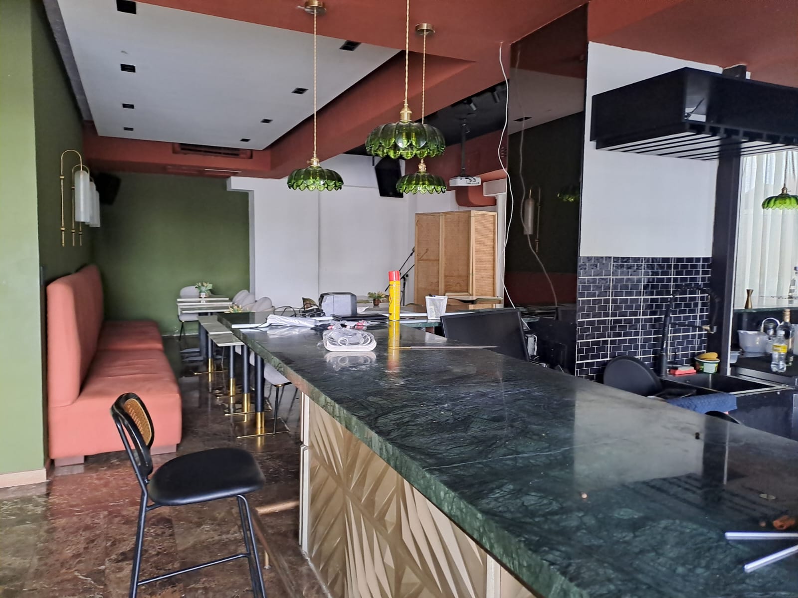 oficinas y locales comerciales - local  2do piso con terraza 117 mts en los prados 2
