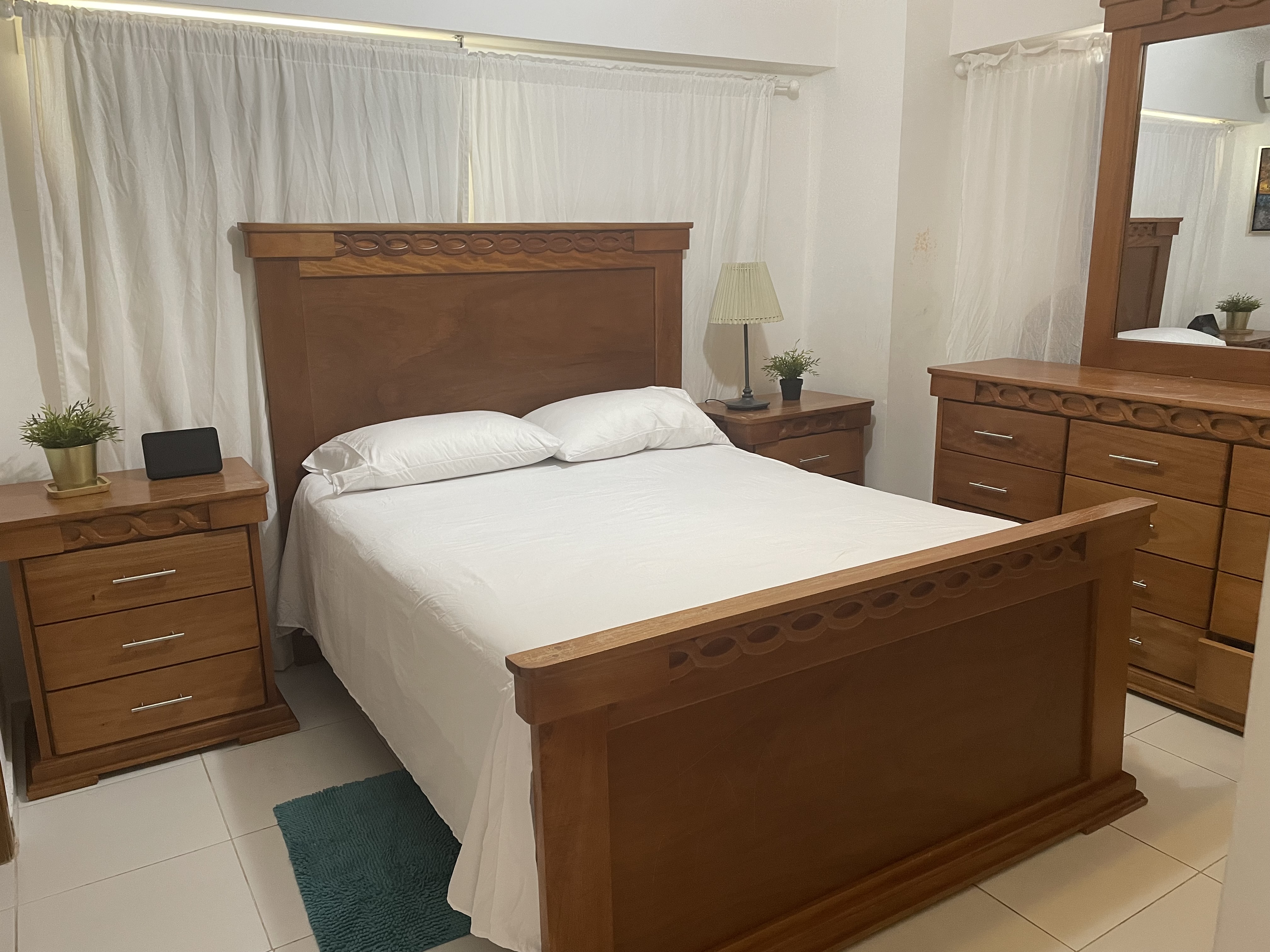 muebles y colchones - Vendo juego de habitación en caoba usado.  Negociable. 1