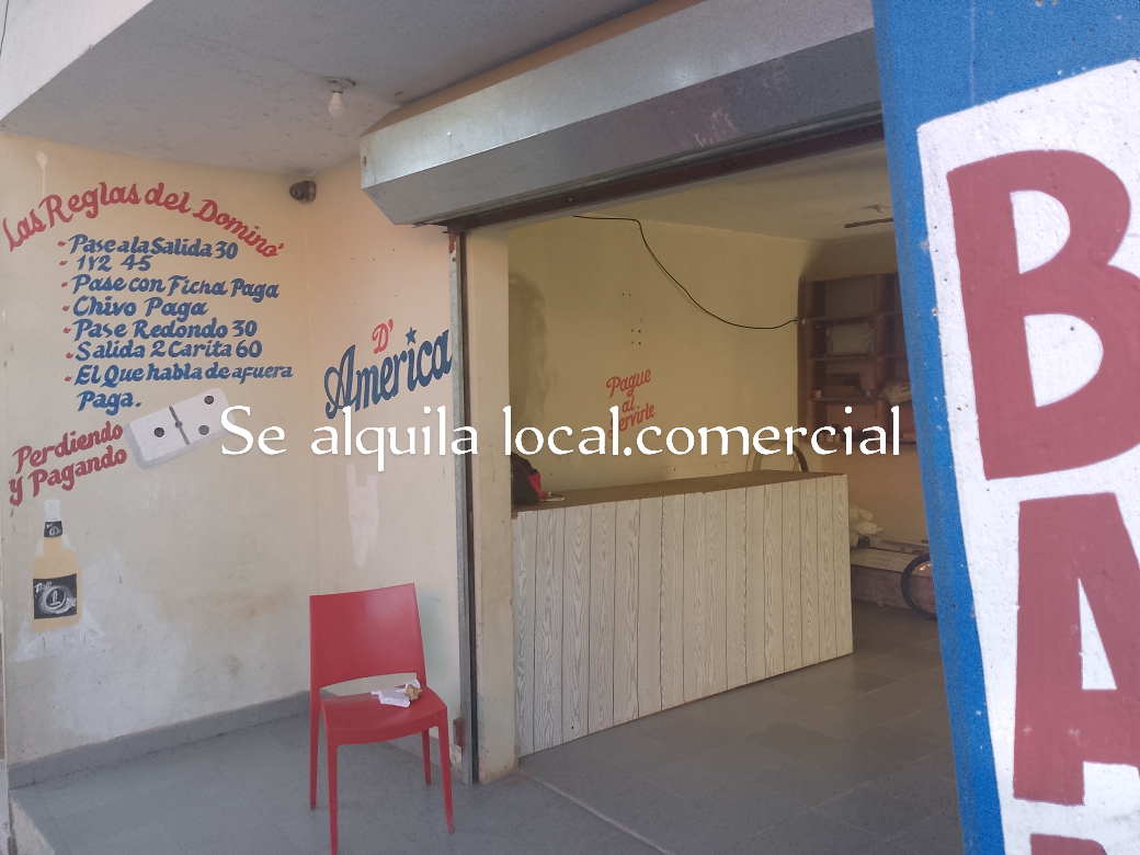 oficinas y locales comerciales - Alquilo 
local comercial 
agua luz 
1 puerta frontal 
2 baños  4