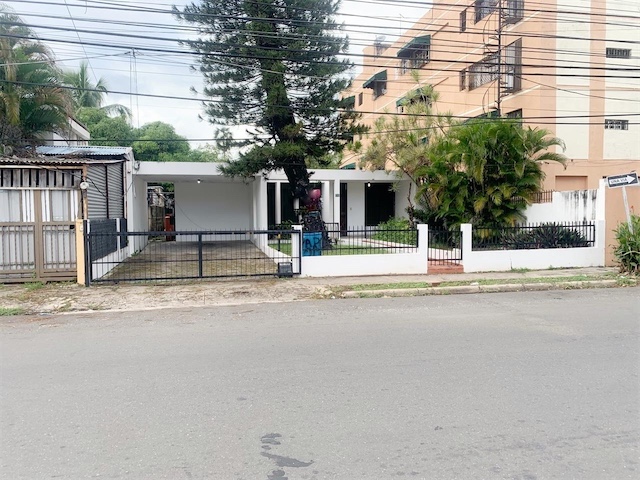 casas - Propiedad  comercial   céntrica  1