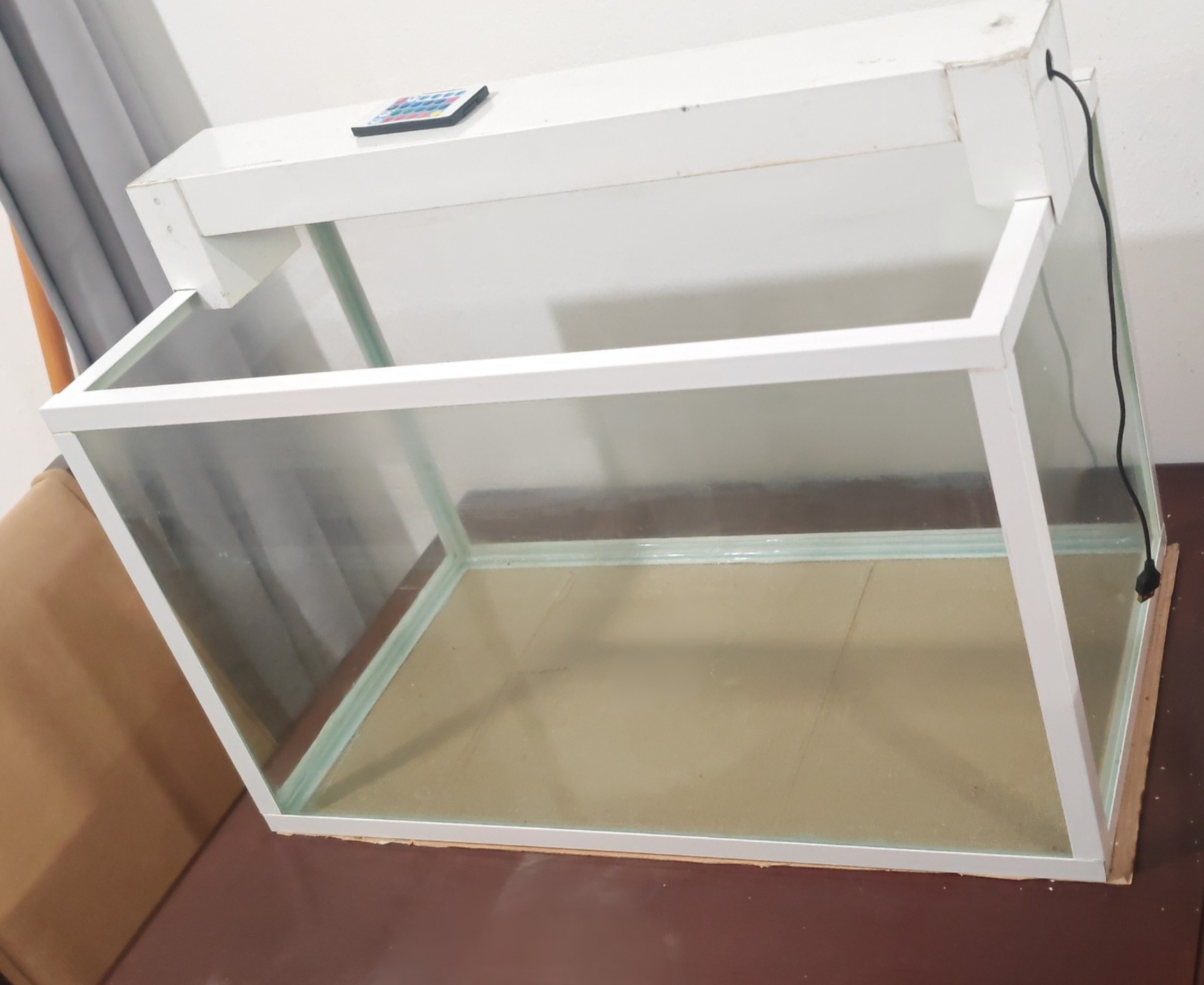 decoración y accesorios - Pecera de 28 galones con accesorio de luces RGB  1