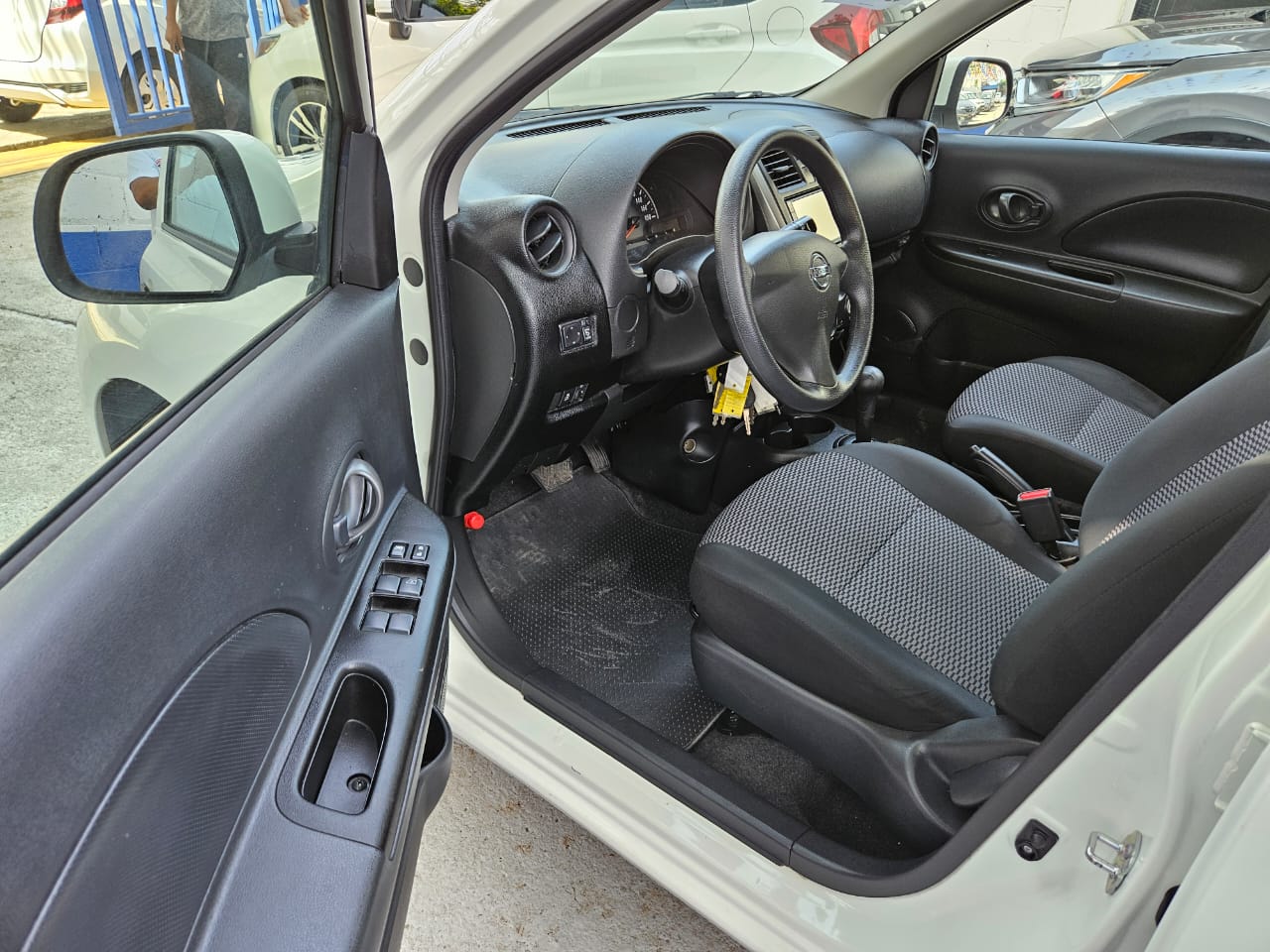 carros - NISSAN MARCH  5