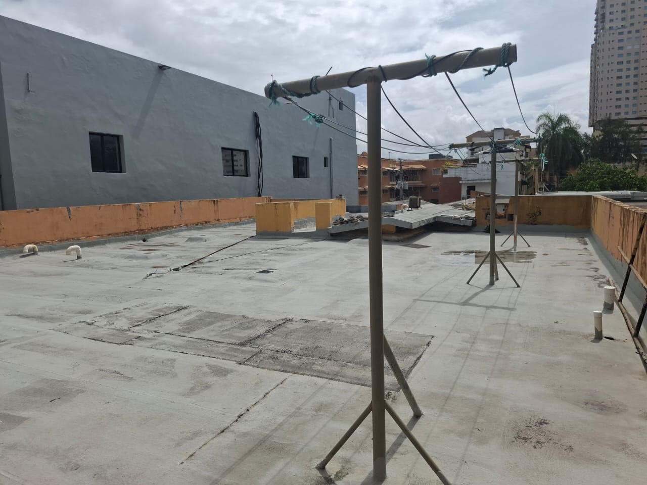solares y terrenos - Venta de Local C. y Vivienda Zona Universitaria 3