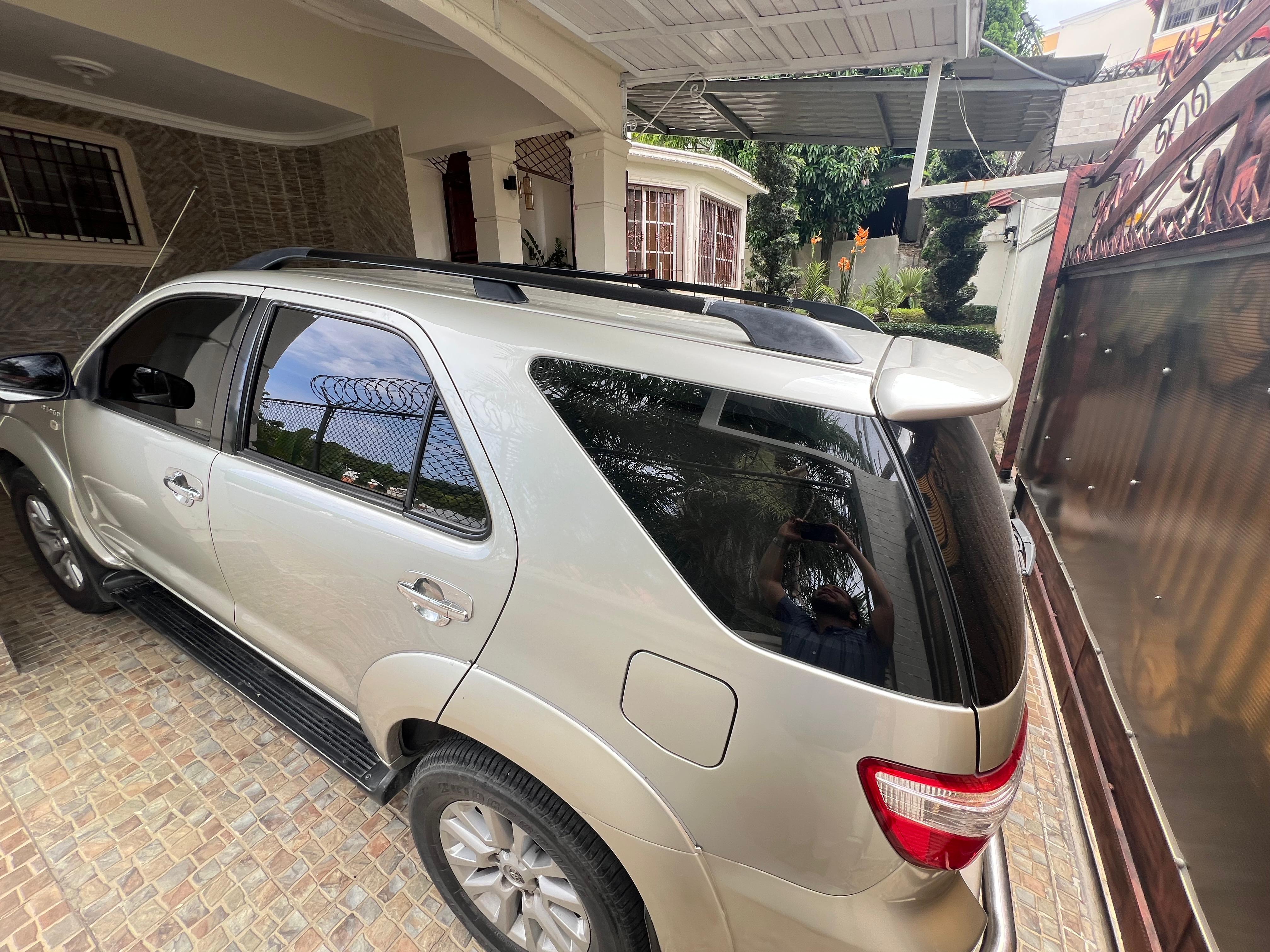 jeepetas y camionetas - Toyota Fortuner SRV 2011 – Excelente Estado 2