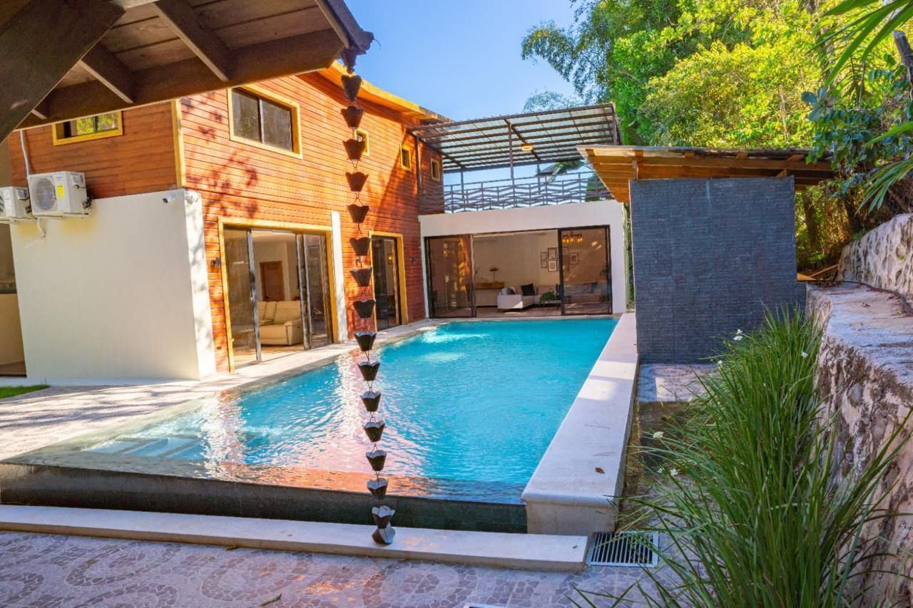 casas vacacionales y villas - Exclusiva Villa en Venta con Áreas Verdes y Piscin 0
