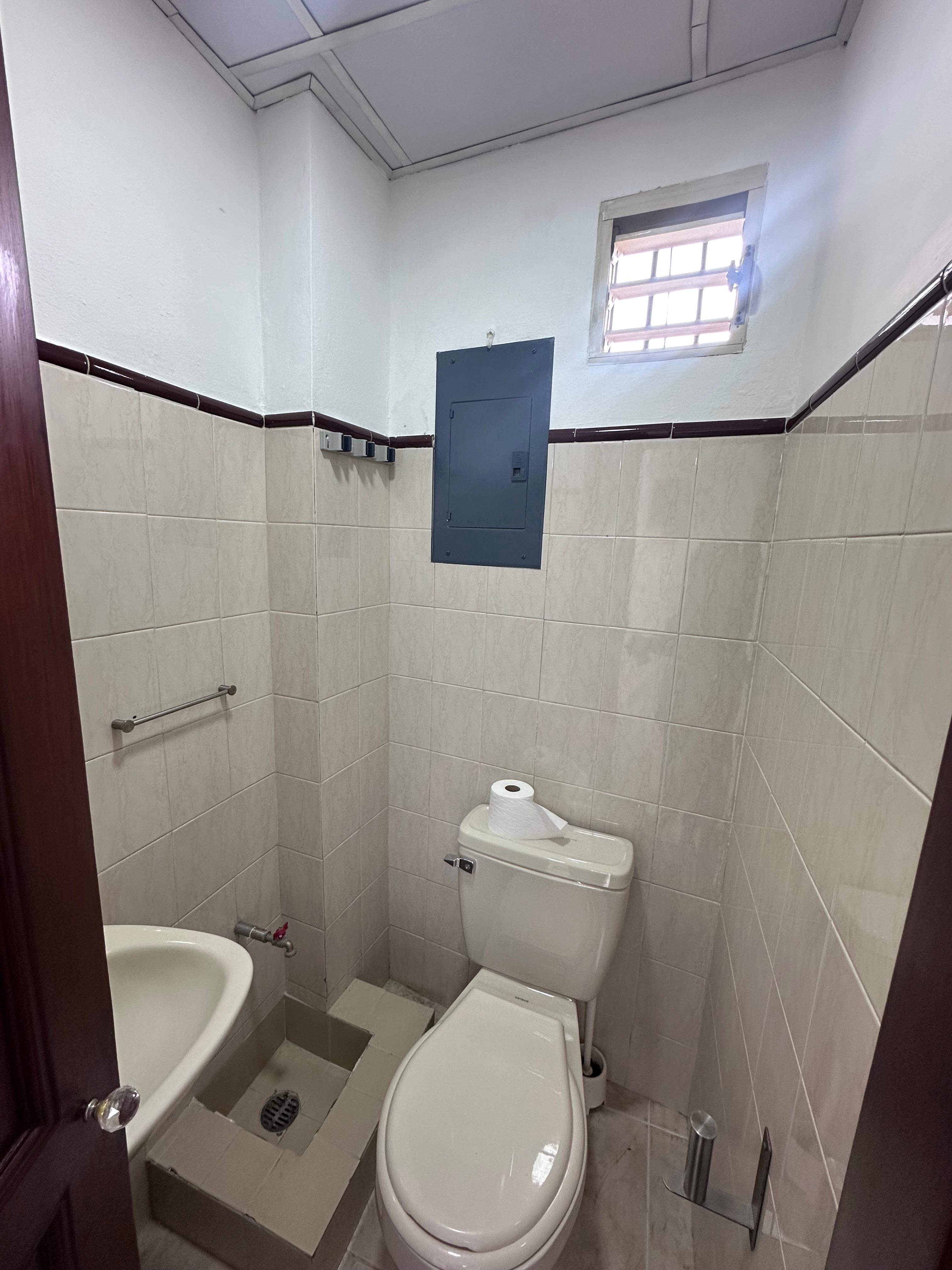 oficinas y locales comerciales - Local comercial en renta en Ensanche Quisqueya  4