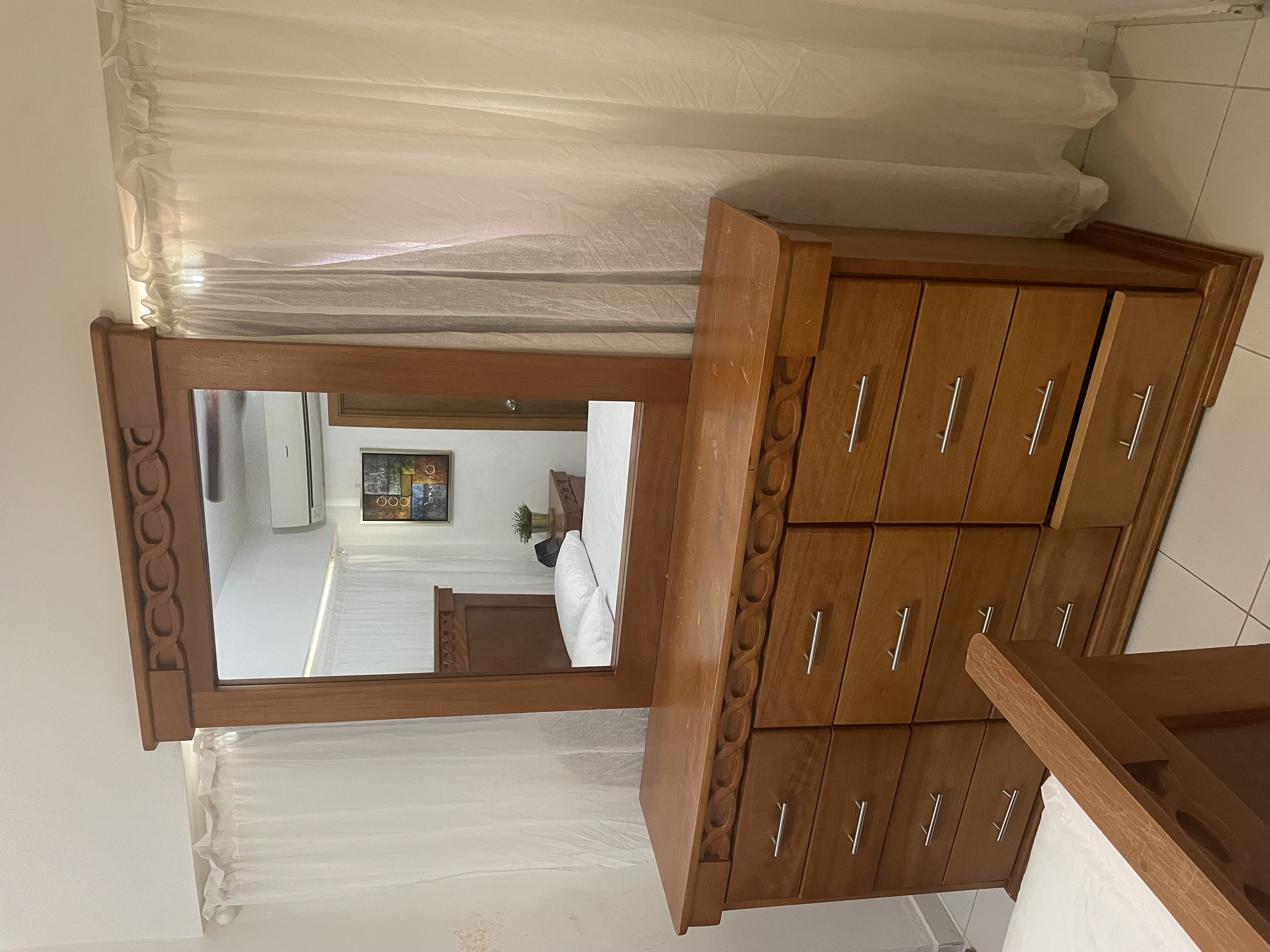 muebles y colchones - Vendo juego de habitación en caoba usado.  Negociable. 2