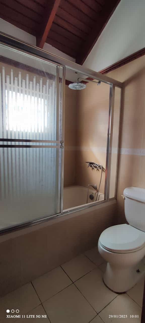 casas - Vendo casa en El Pedregal, Av. Independencia  8