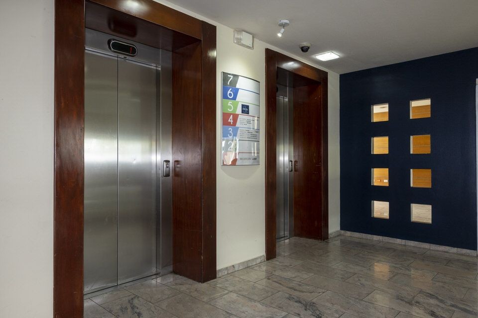 oficinas y locales comerciales - Evaristo Morales oficina de 412m2 12 parqueos  2