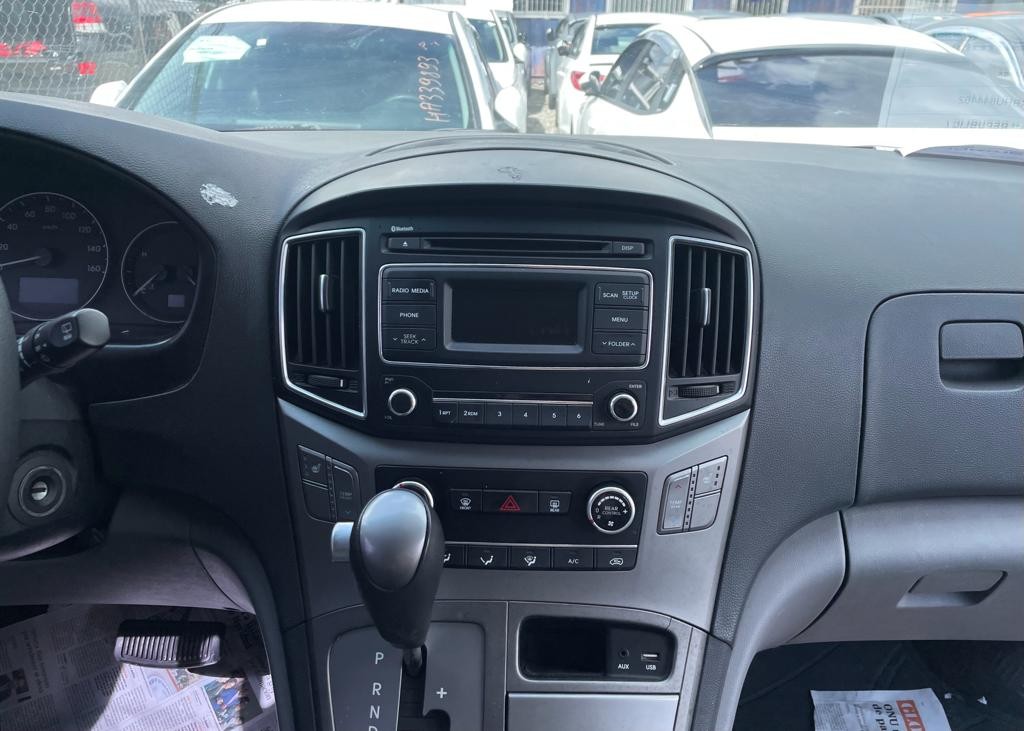 jeepetas y camionetas - HYUNDAI GRAND STAREX 2017 NEGRA 6