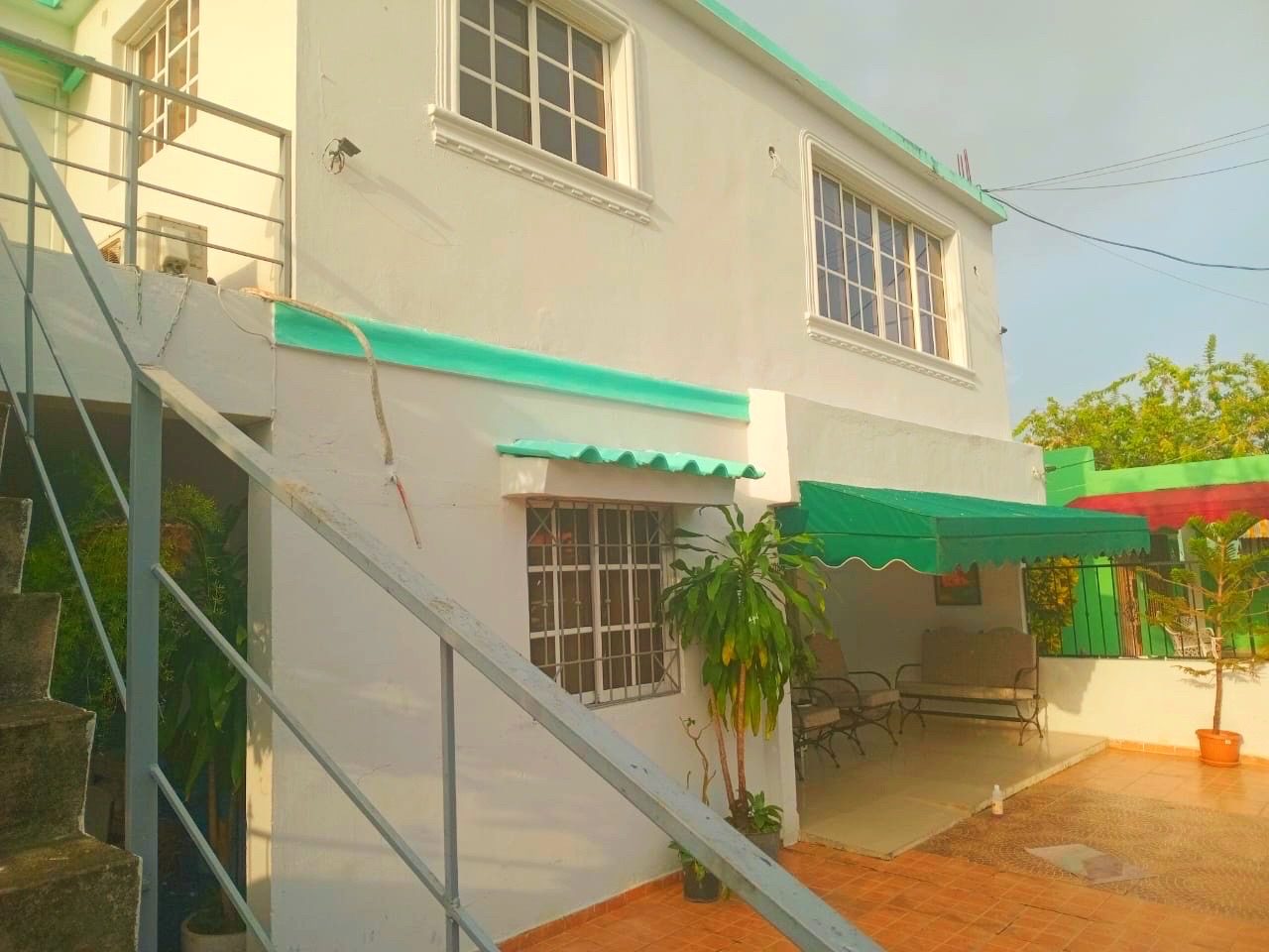 casas - VENDO CASA DE 2 NIVELES EN BAYONA STO DGO ESTE PROL 27 DE FEBRERO  2