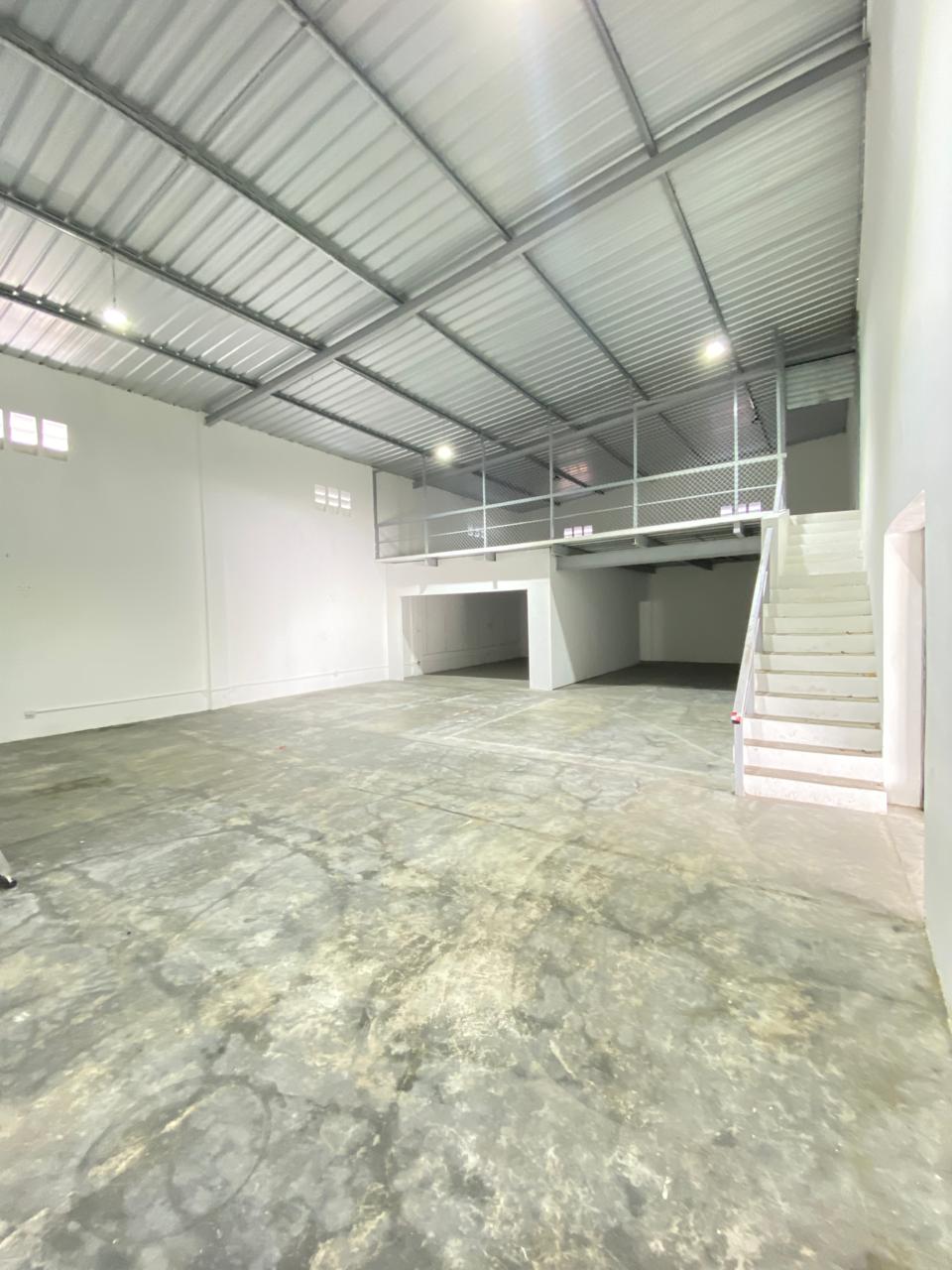 oficinas y locales comerciales - Nave Comercial en el Distrito Nacional 2