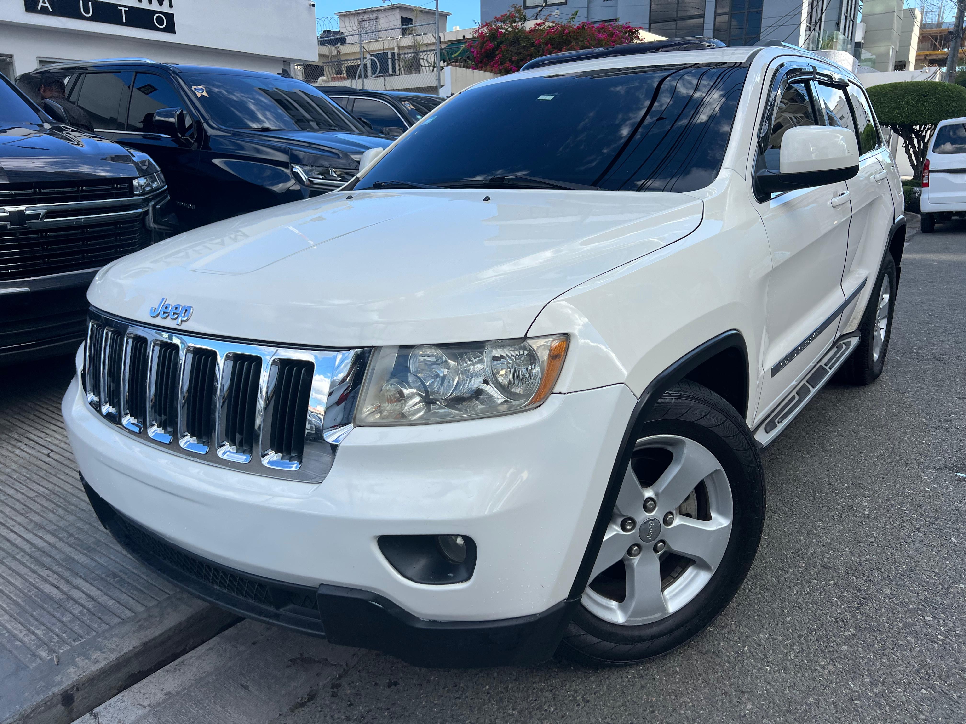 jeepetas y camionetas - JEEP GRAND CHEROKEE LAREDO 2011 OPORTUNIDAD