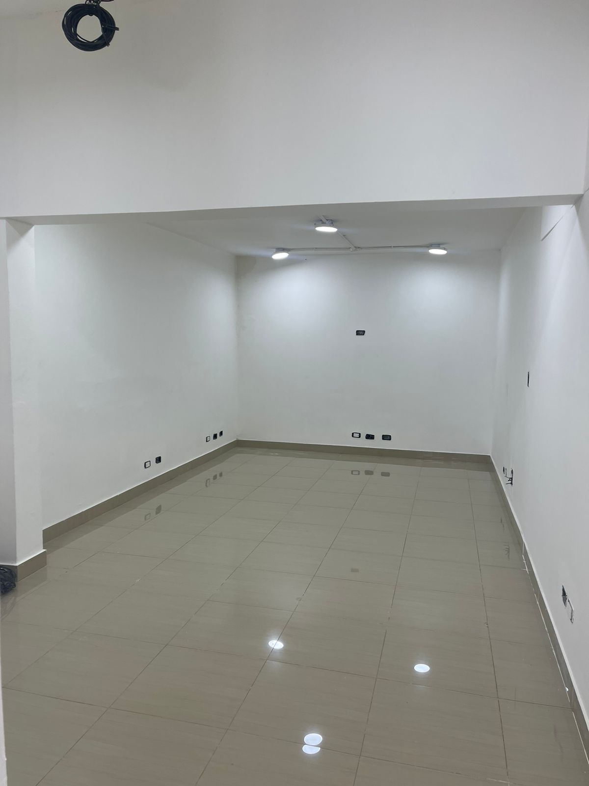 oficinas y locales comerciales - Local comercial en el Millon 40 metros 5