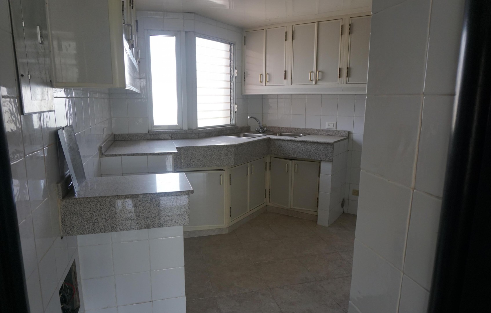 apartamentos - DISPONIBLE La Esperilla 4to piso 3 habitaciones 3.5 banos estudio family 3 parqu 8