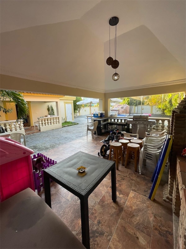 casas - Venta de majestuosa casa en la zona oriental Santo Domingo este con 1000mts 3