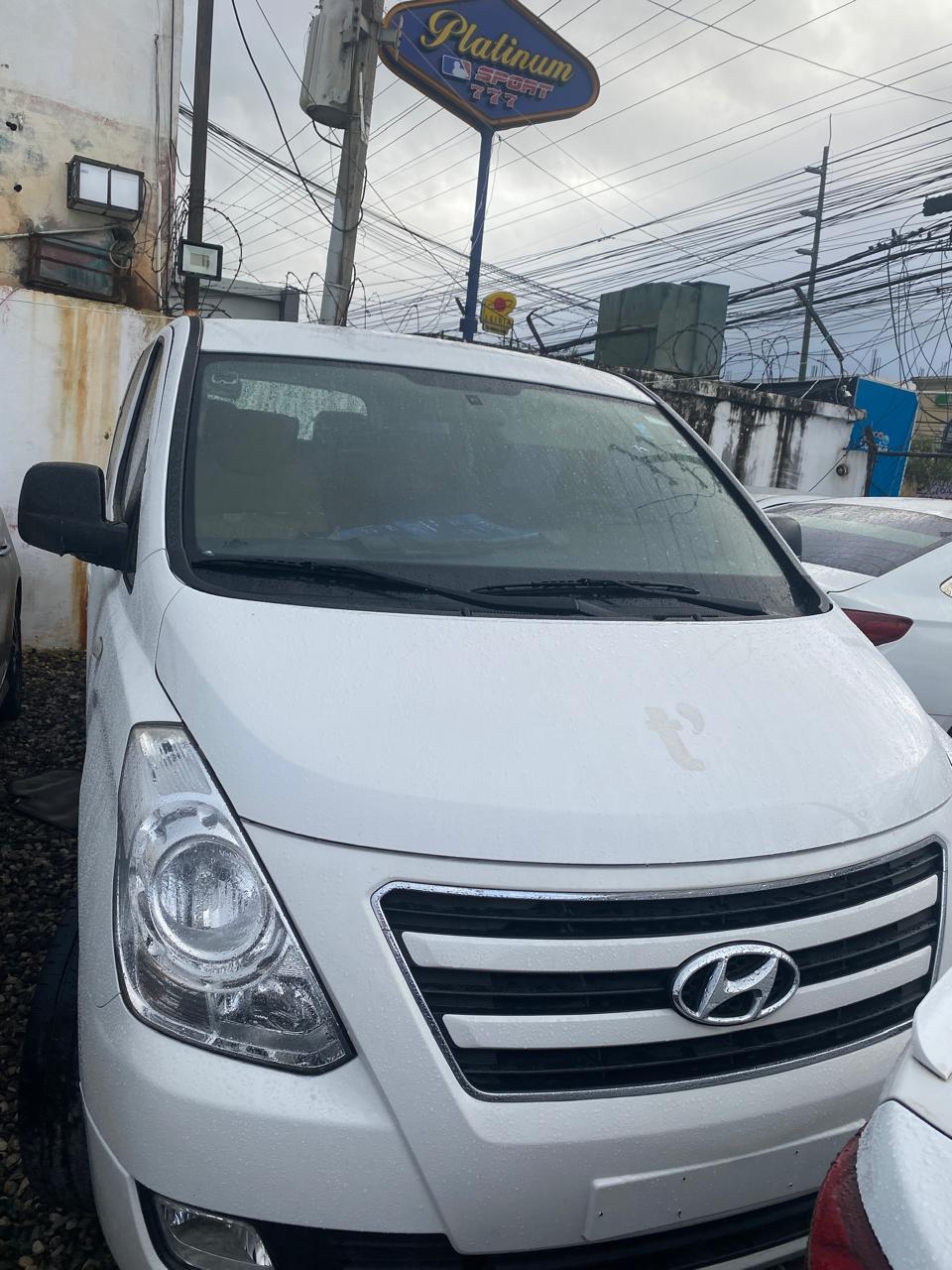 jeepetas y camionetas - HYUNDAI STAREX 2017 BLANCA DESDE: RD$ 1,220.000.00