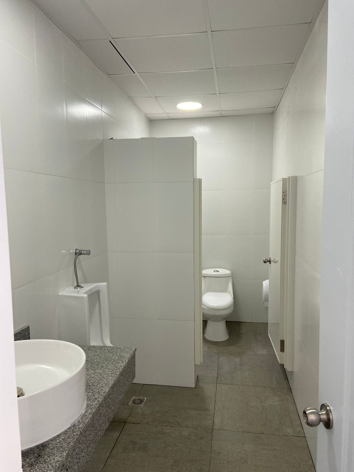 oficinas y locales comerciales - local  2do piso con terraza 117 mts en los prados 8