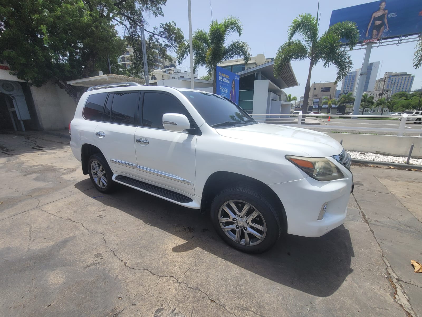 jeepetas y camionetas - LEXUS LX570 2014 BLANCA 2