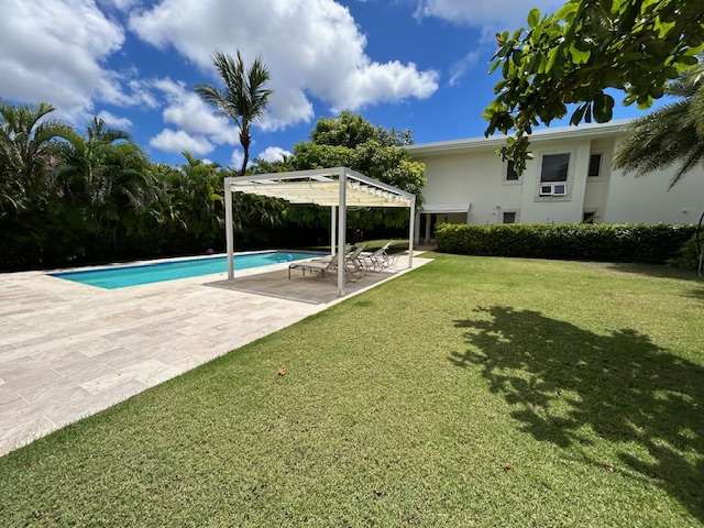casas vacacionales y villas - Se vende villa amueblada en Punta cana village 3