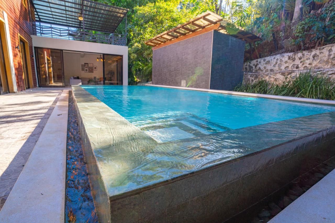 casas vacacionales y villas - Exclusiva Villa en Venta con Áreas Verdes y Piscin 2