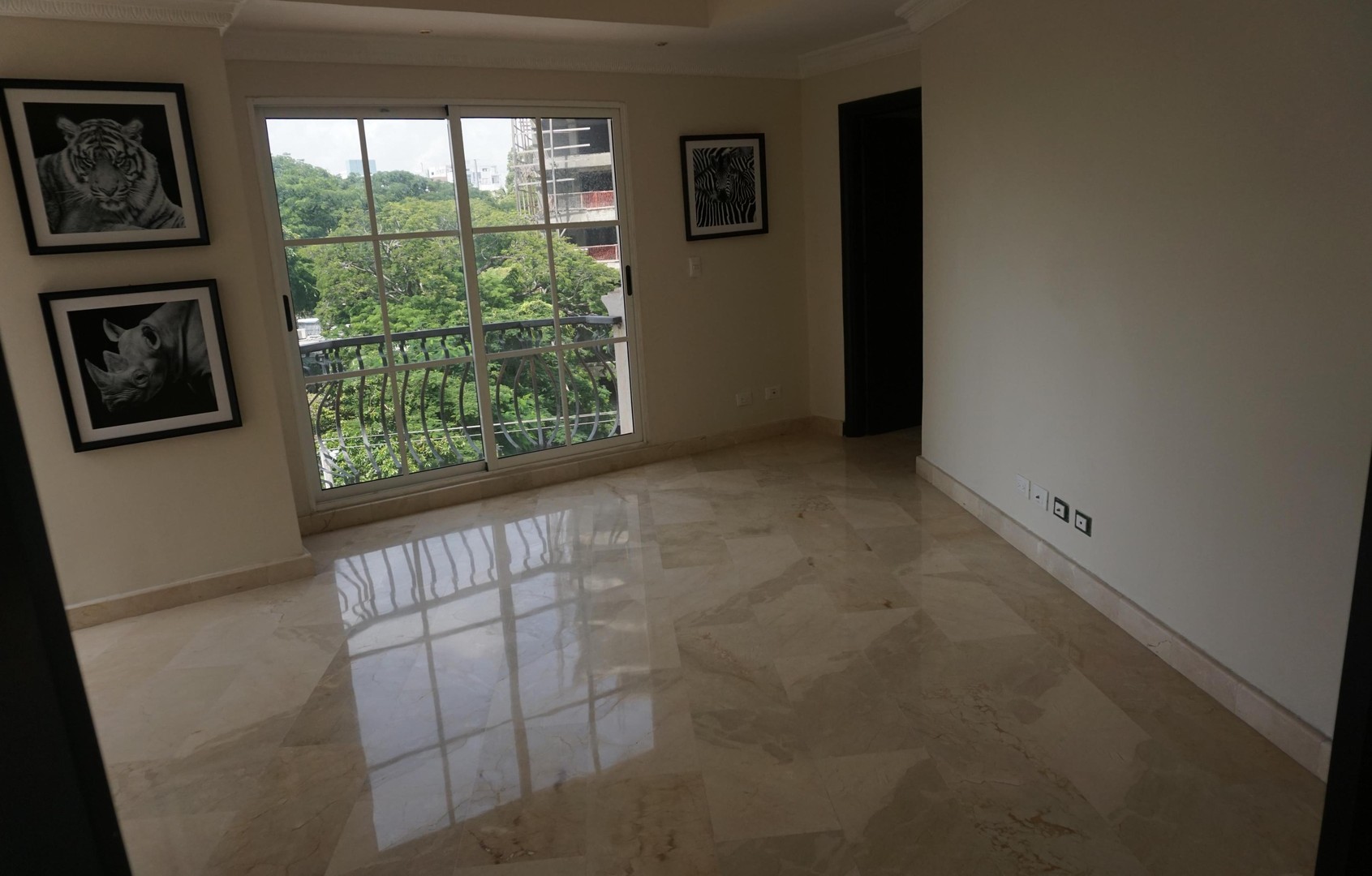 apartamentos - DISPONIBLE La Esperilla 4to piso 3 habitaciones 3.5 banos estudio family 3 parqu 5