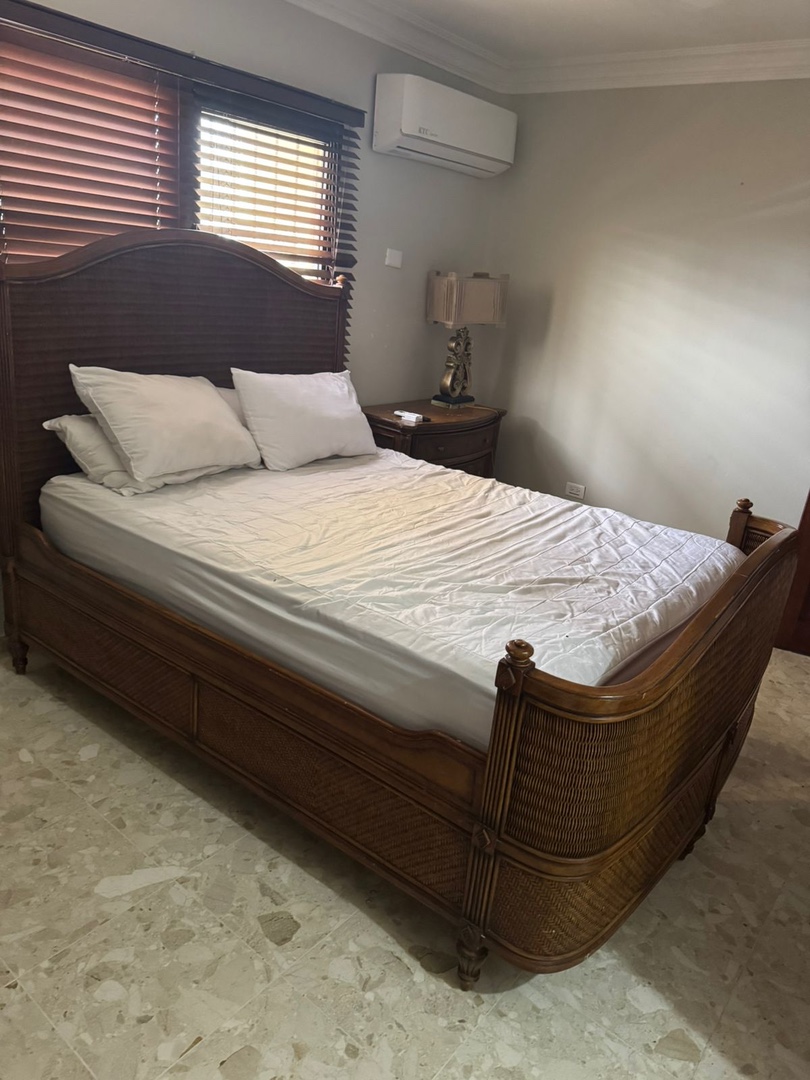 muebles y colchones - Juego de cama con una mesa de noche  2