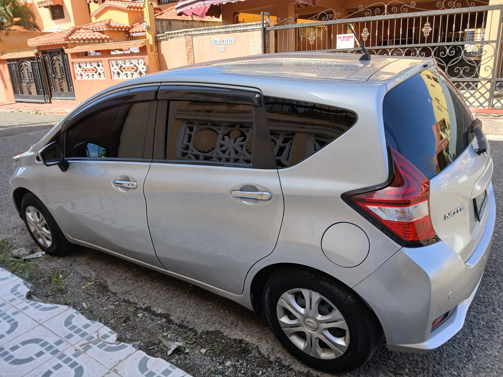 carros - Nissan Note 2018 Gris en buenas condiciones 7