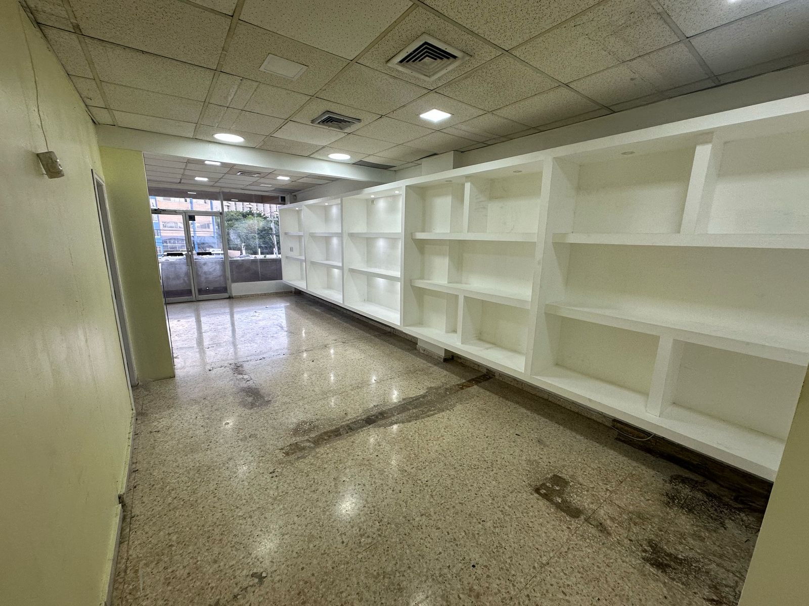 oficinas y locales comerciales - Se Alquila Local Comercial Plaza Comercial 2000