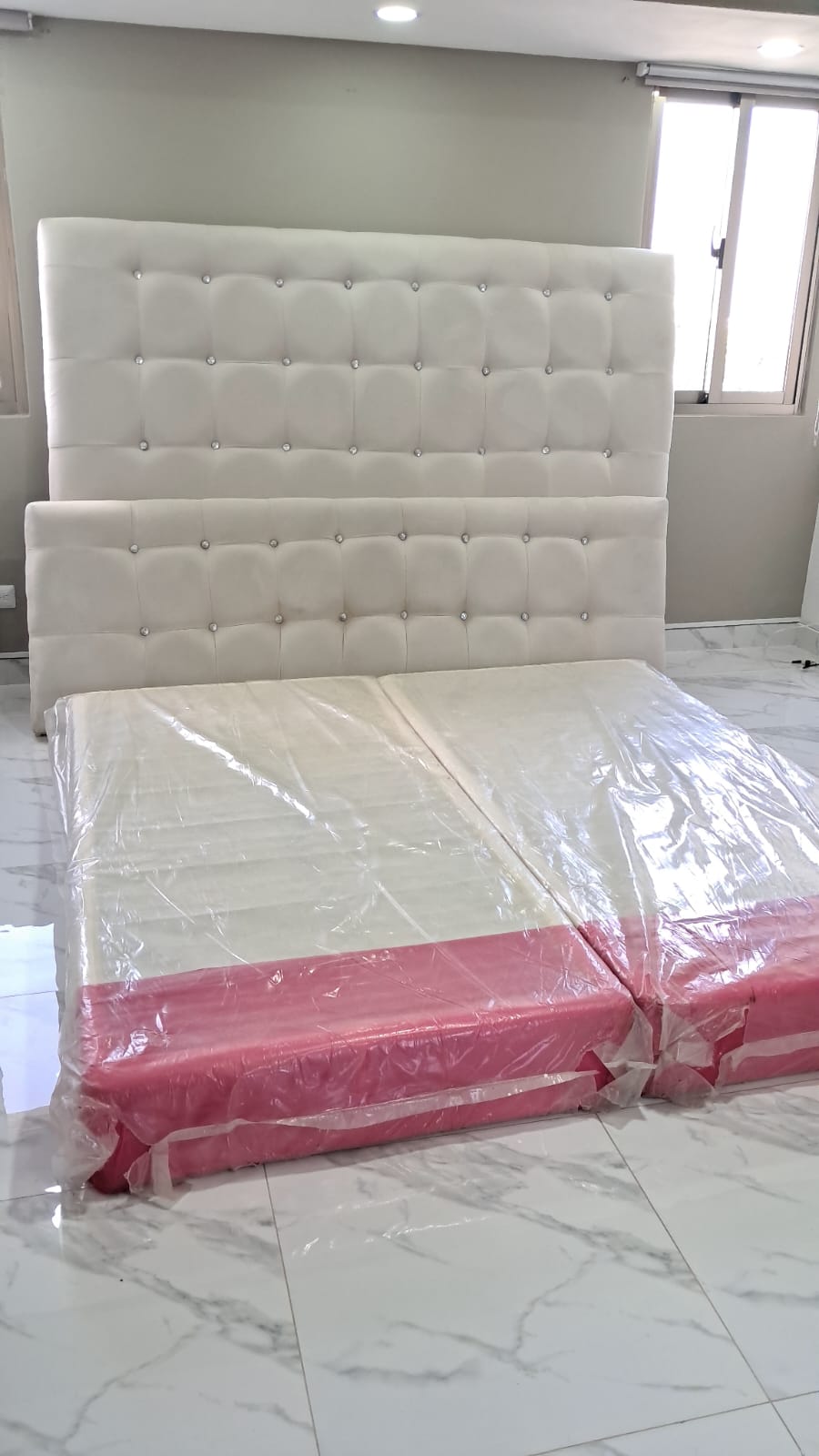 muebles y colchones - Vendo cama king por mudanza en caoba tapizada 