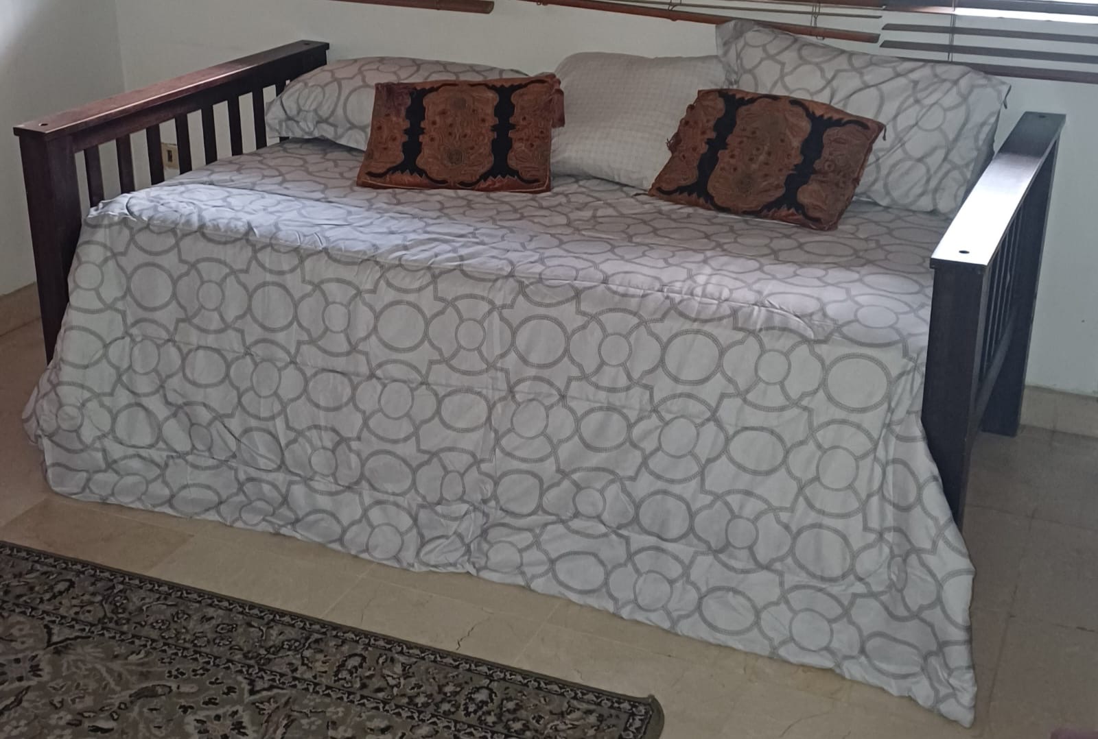 muebles y colchones - Cama twin  doble con sus colchones  0