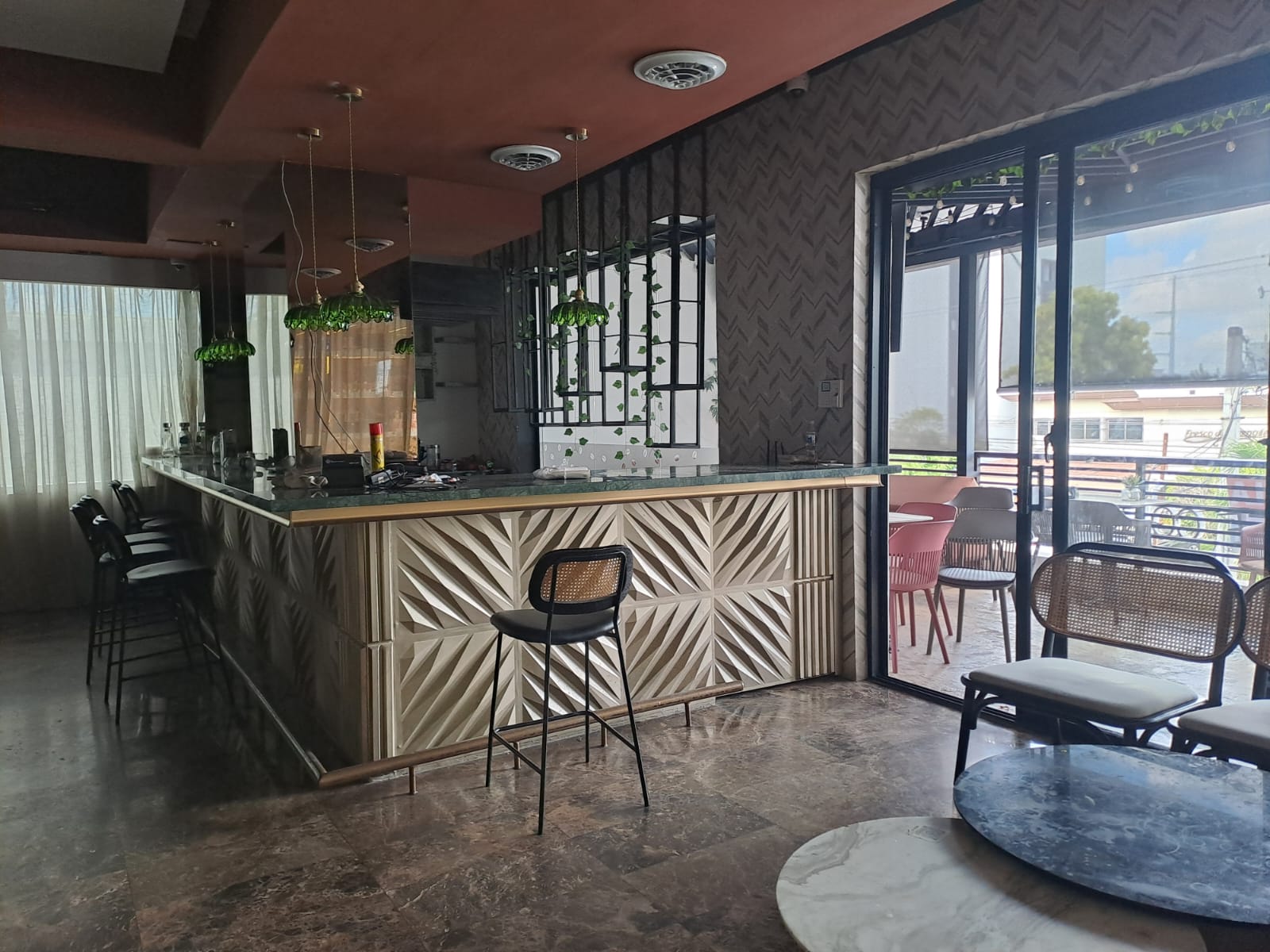 oficinas y locales comerciales - local  2do piso con terraza 117 mts en los prados 5