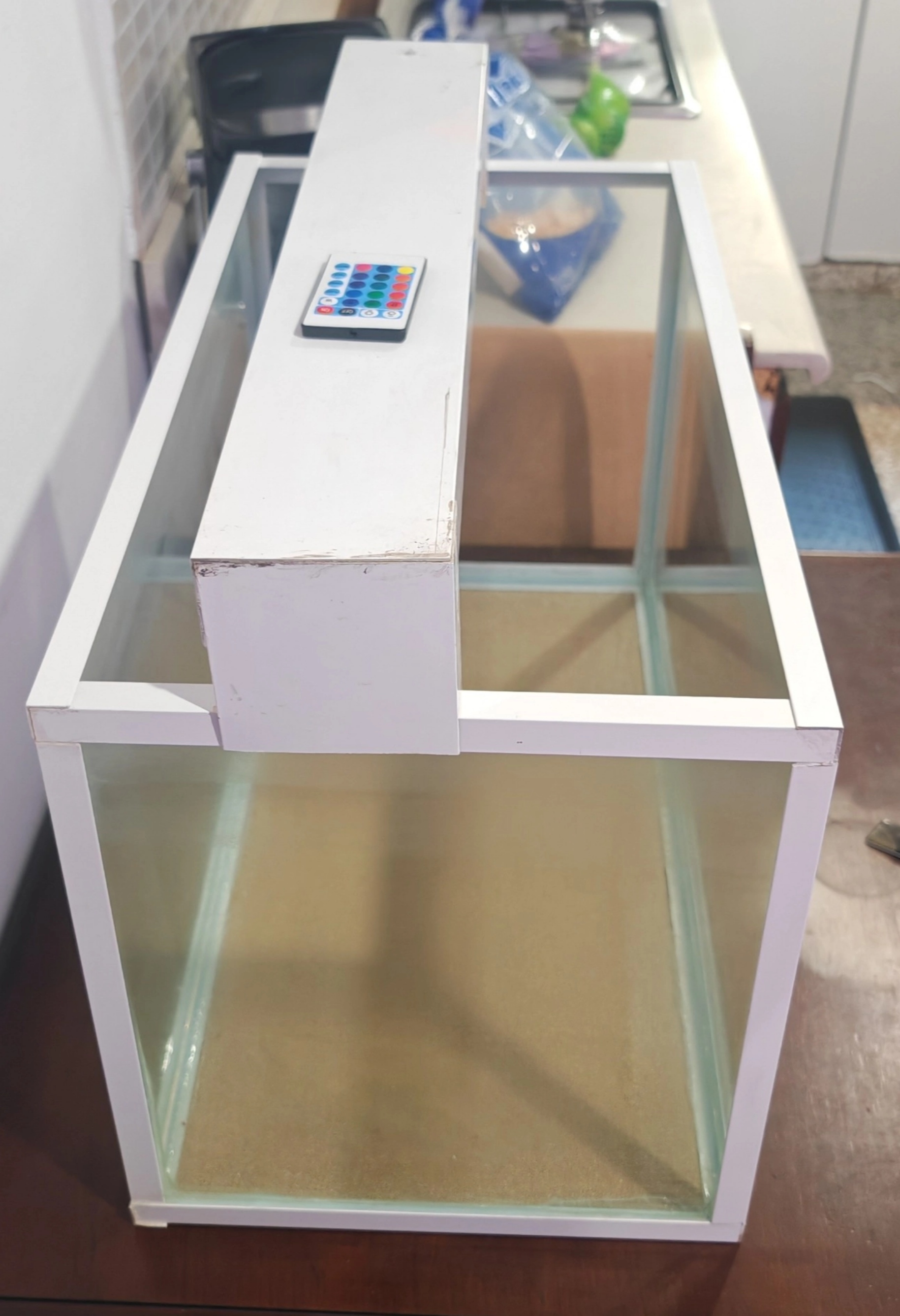 decoración y accesorios - Pecera de 28 galones con accesorio de luces RGB  4