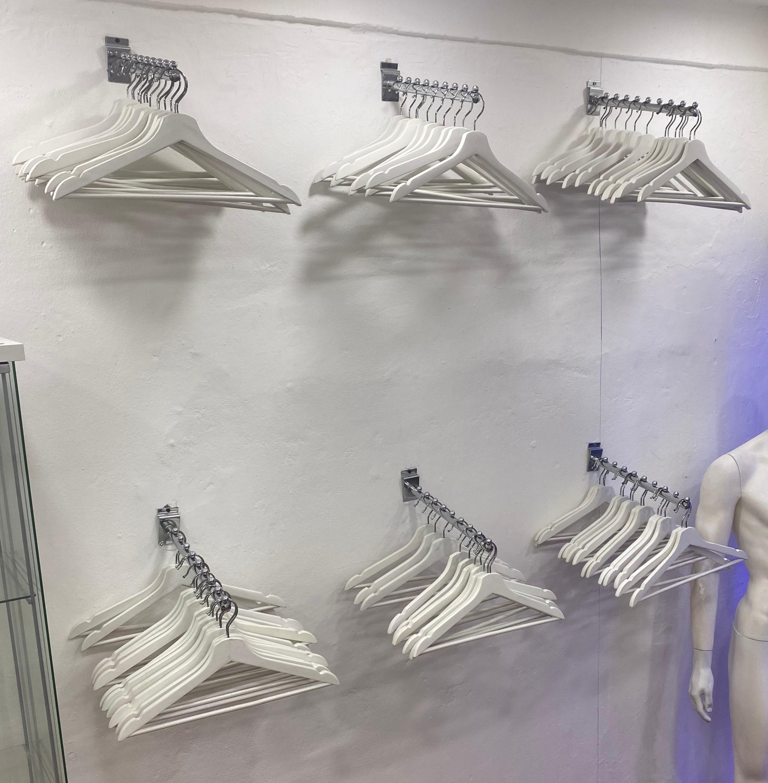 decoración y accesorios - Perchas blancas 