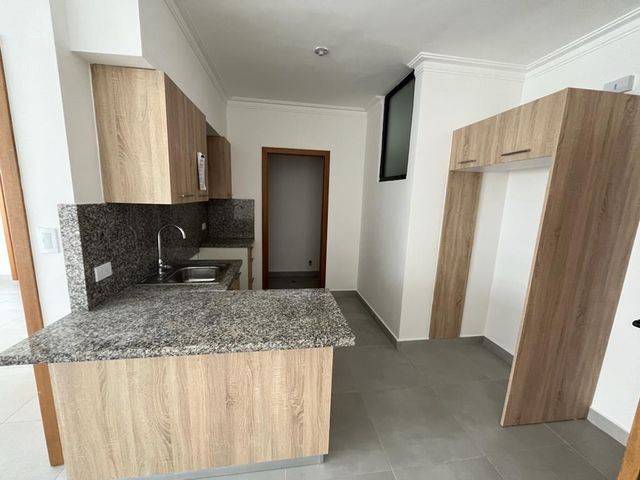 apartamentos - Apartamento en alquiler #24-1155 en Evaristo Morales, ascensor, piso bajo.