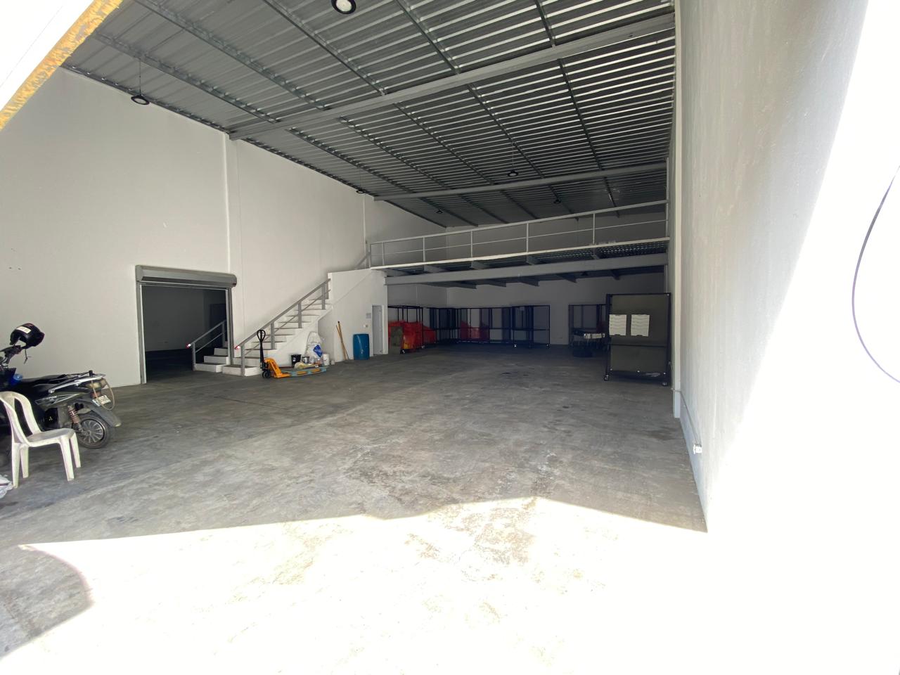 oficinas y locales comerciales - Nave Comercial en el Distrito Nacional 0