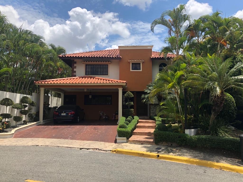 casas - venta de casa en cuesta hermosa 3 con piscina y 450mts Distrito nacional 