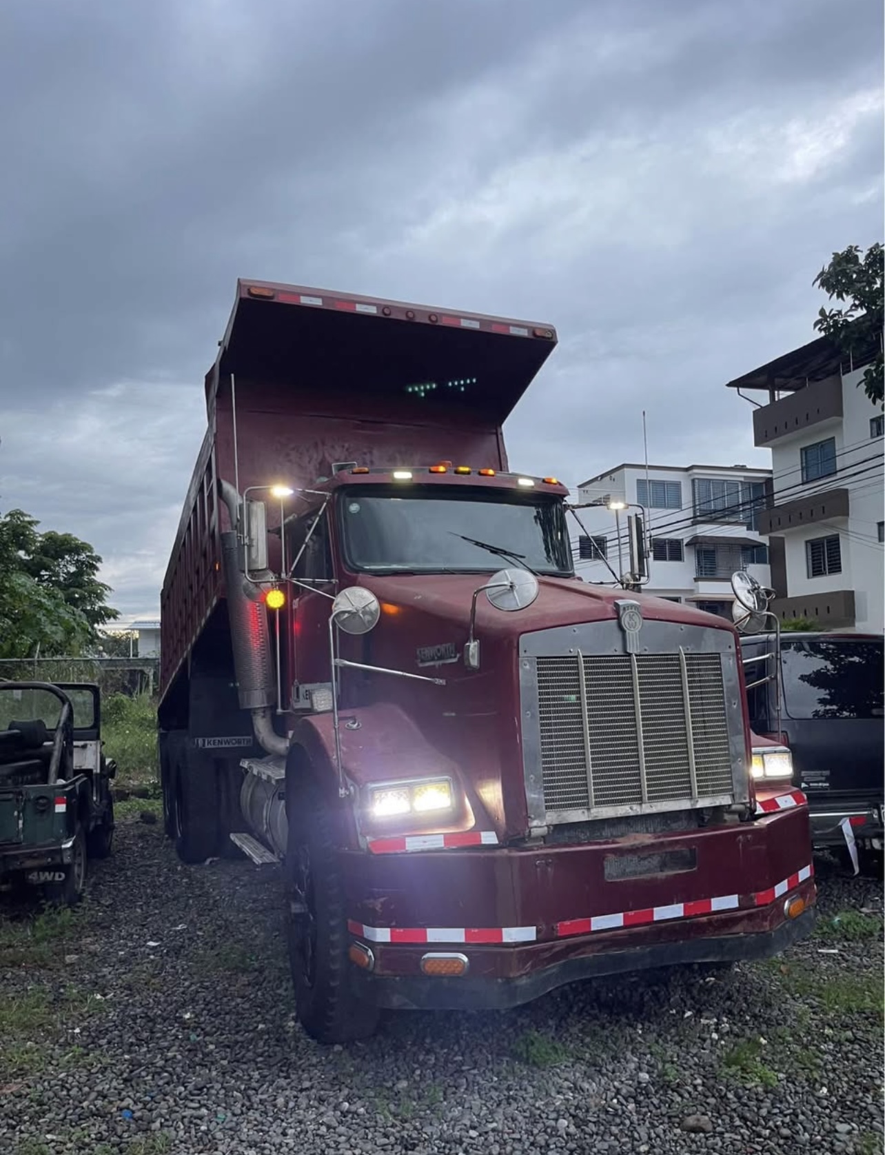 camiones y vehiculos pesados - Camión volteo Kenworth T800 8